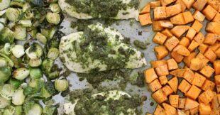 Una cacerola de pesto de pollo y verduras